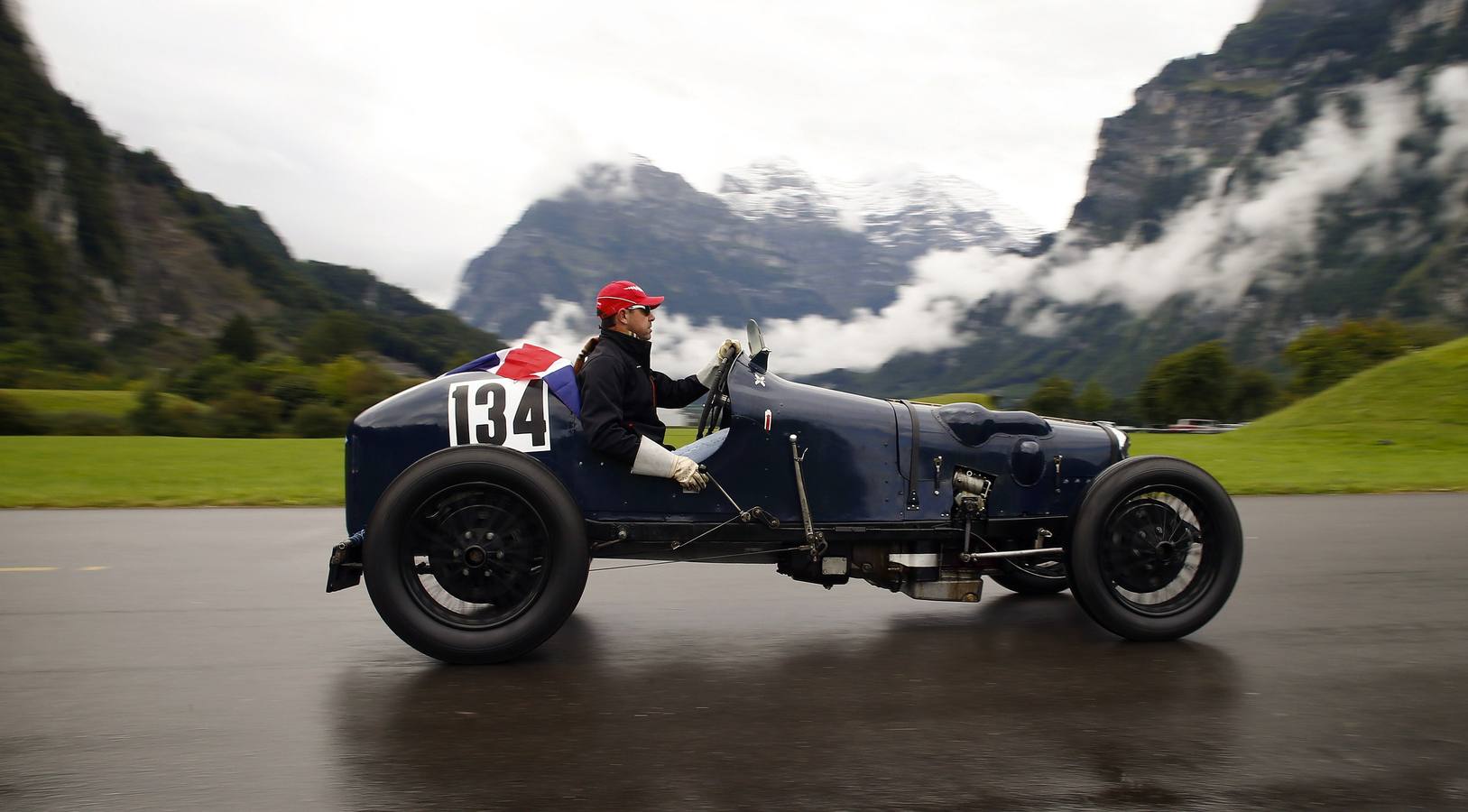 Un participante llega en su coche deportivo al pueblo de Mollis este de Zurich.