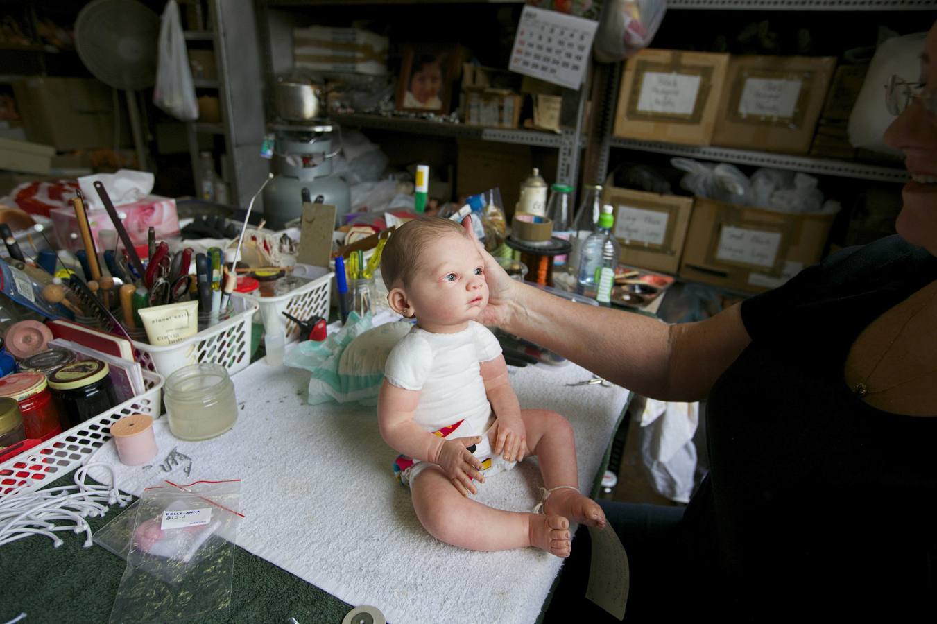 Una muñeca dañada en un banco de trabajo después de tener la cabeza 25 años separada del cuerpo.