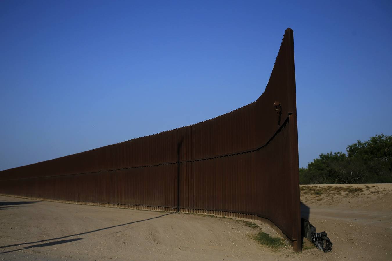 Un descanso en la valla fronteriza en la frontera Estados Unidos-México se ve fuera de Brownsville, Texas.