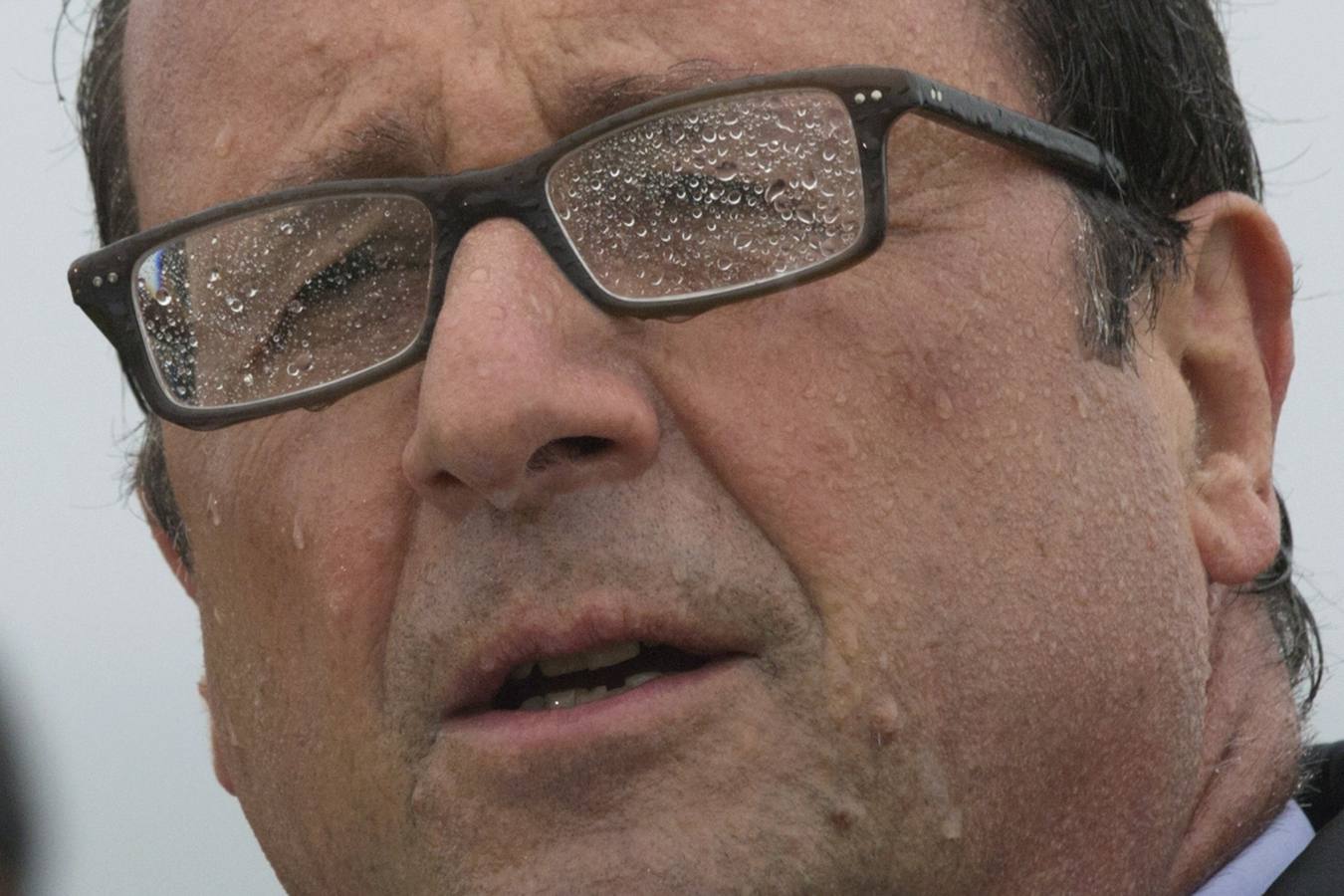 El presidente francés, Francois Hollande, pronuncia un discurso bajo la lluvia en la Ile de Sein.