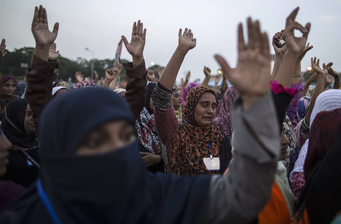 Líder del partido político de Pakistán Awami Tehreek (PAT), llora junto a compañeros partidarios durante un discurso por Qadri frente.