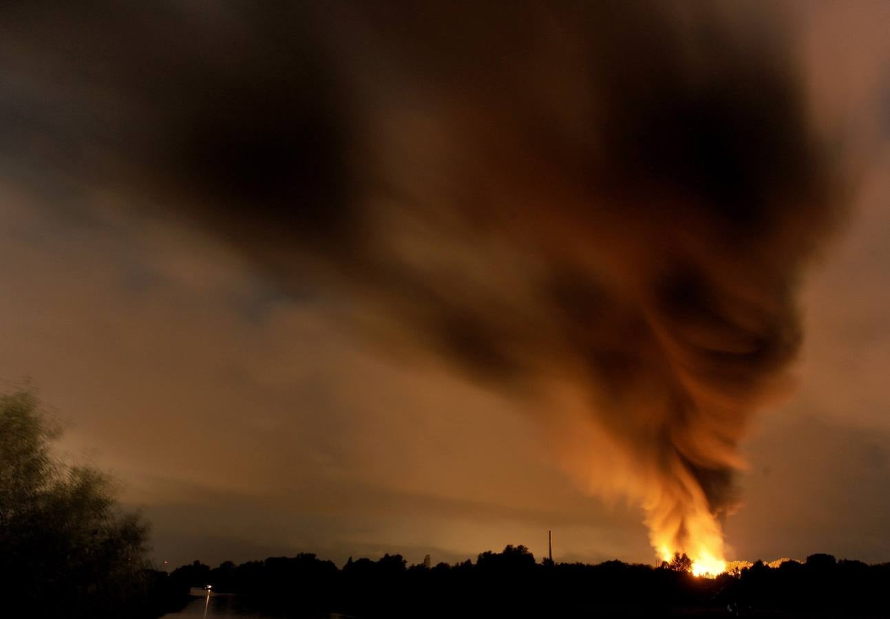 El humo se eleva en el cielo como una fábrica se quema después de una explosión en Ritterhude.