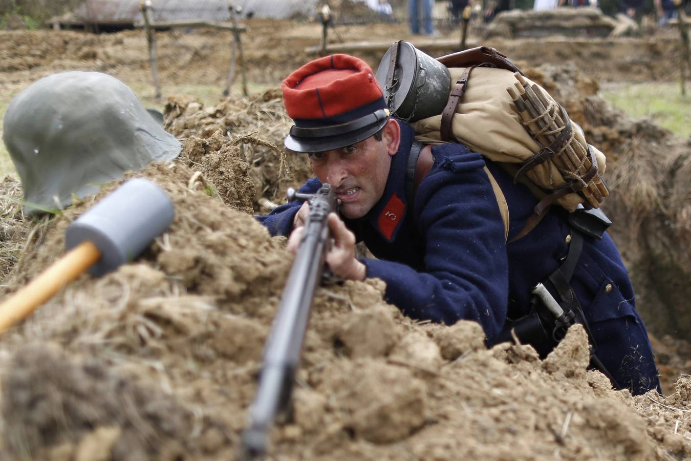 Un residente local interpretando a un soldado de la Primera Guerra Mundial francés asiste a la recreación de la Primera Batalla del Marne.