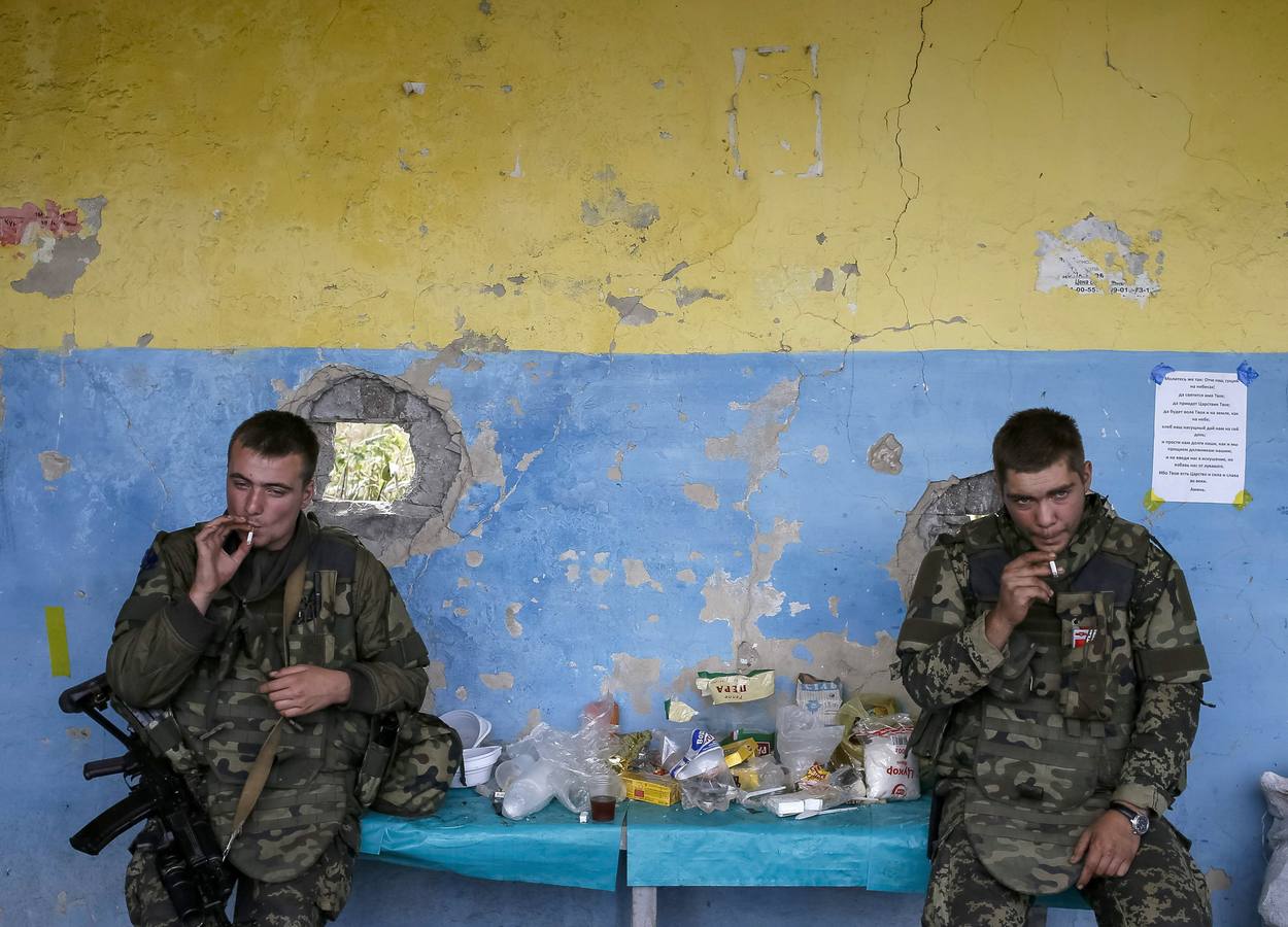 Los miembros de la guardia nacional de Ucrania en un puesto de control cerca de la ciudad de Slavyanoserbsk, en la región de Lugansk.