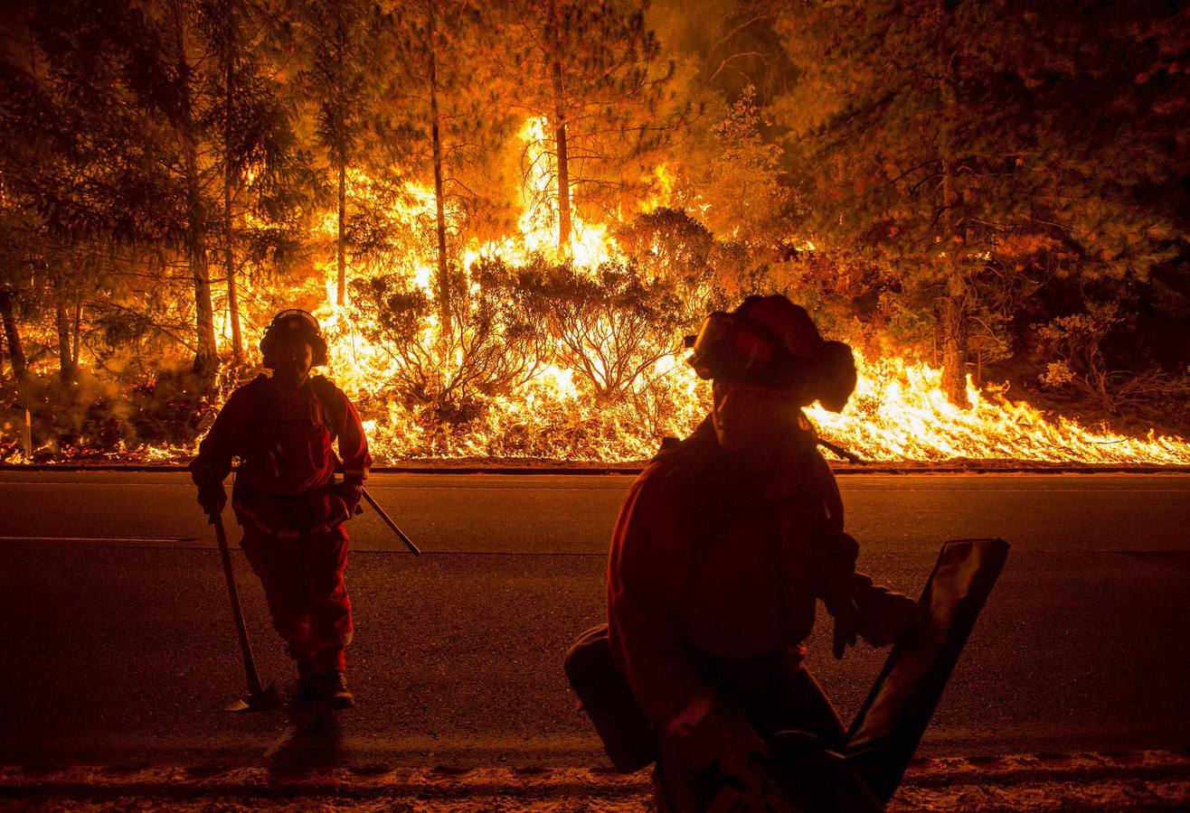 Los bomberos luchan contra el fuego en Fresh Pond, California.