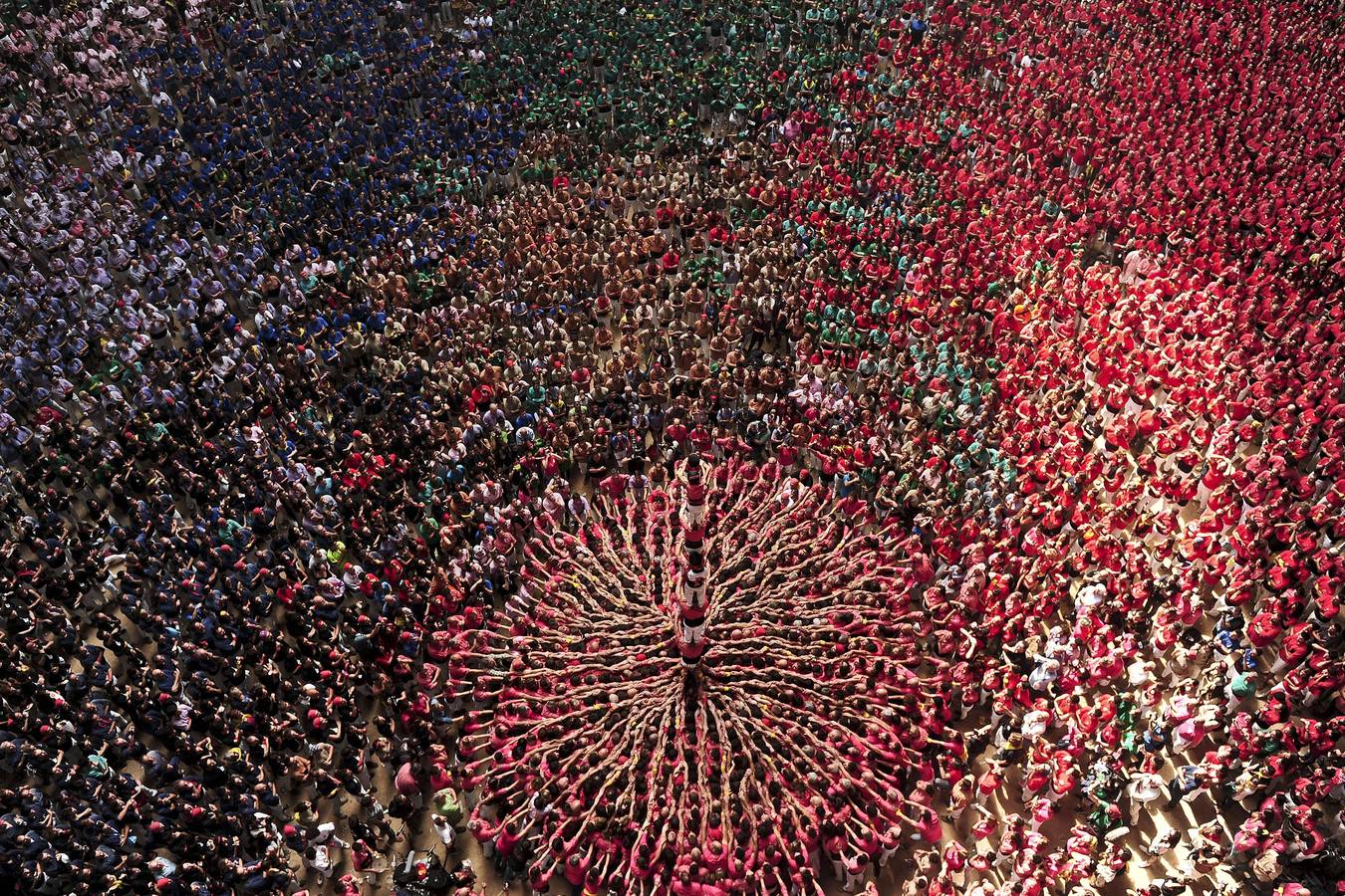 Los miembros de la "Colla Vella Xiquets de Valls" equipo de torre humana forman un "castell" durante las torres humanas XXV, o castells, en Tarragona.