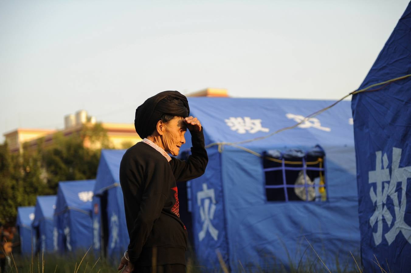 Esta imagen muestra una anciana mirando en un refugio temporal en Yongping después de un terremoto.