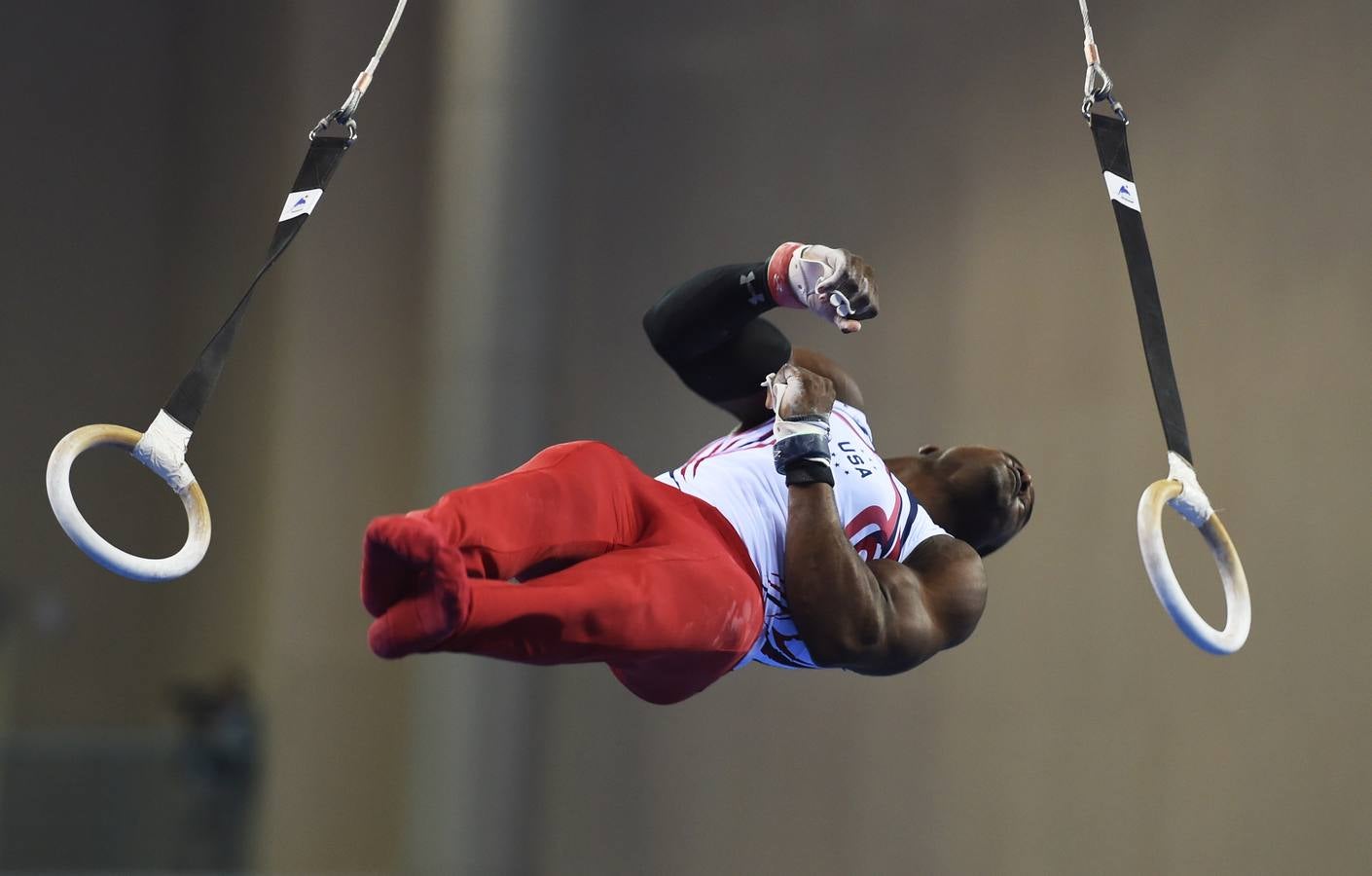 Gimnasta estadounidense realiza el ejercicio de anillas durante la final en el Campeonato Mundial de Gimnasia en Nanning.