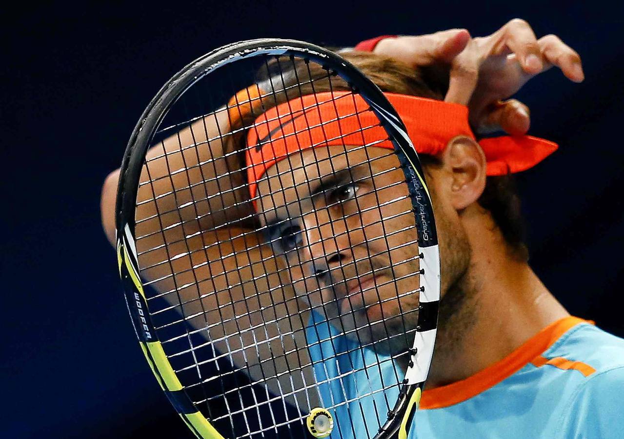 Rafael Nadal de España se ajusta la banda de la cabeza durante su partido ante el francés Pierre-Hugues Herbert en el torneo de tenis ATP Swiss Indoors en Basilea.