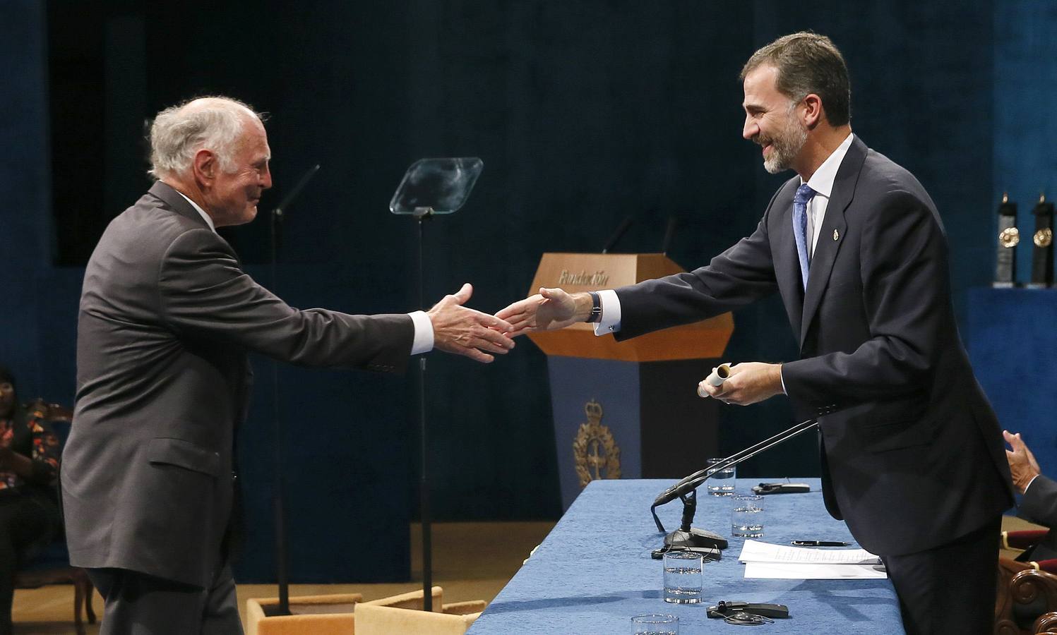 El rey felipe VI entrega al químico estadounidense Galen D. Stucky el Premio Príncipe de Asturias de Investigación Científica y Técnica.