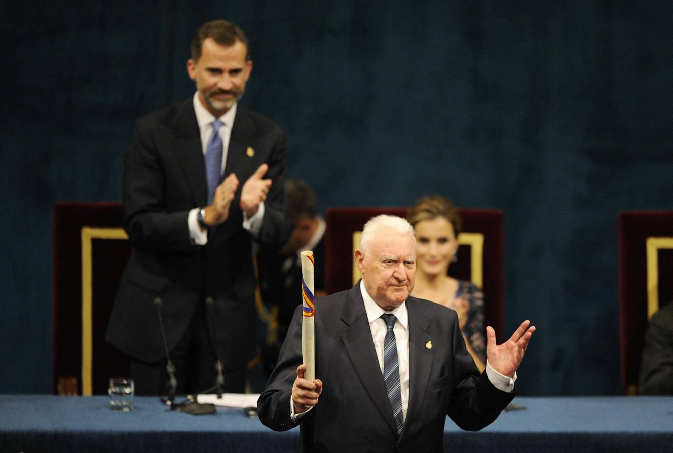 El hispanista francés Joseph Pérez, tras recoger el Premio Príncipe de Asturias de Ciencias Sociales de manos del rey Felipe.