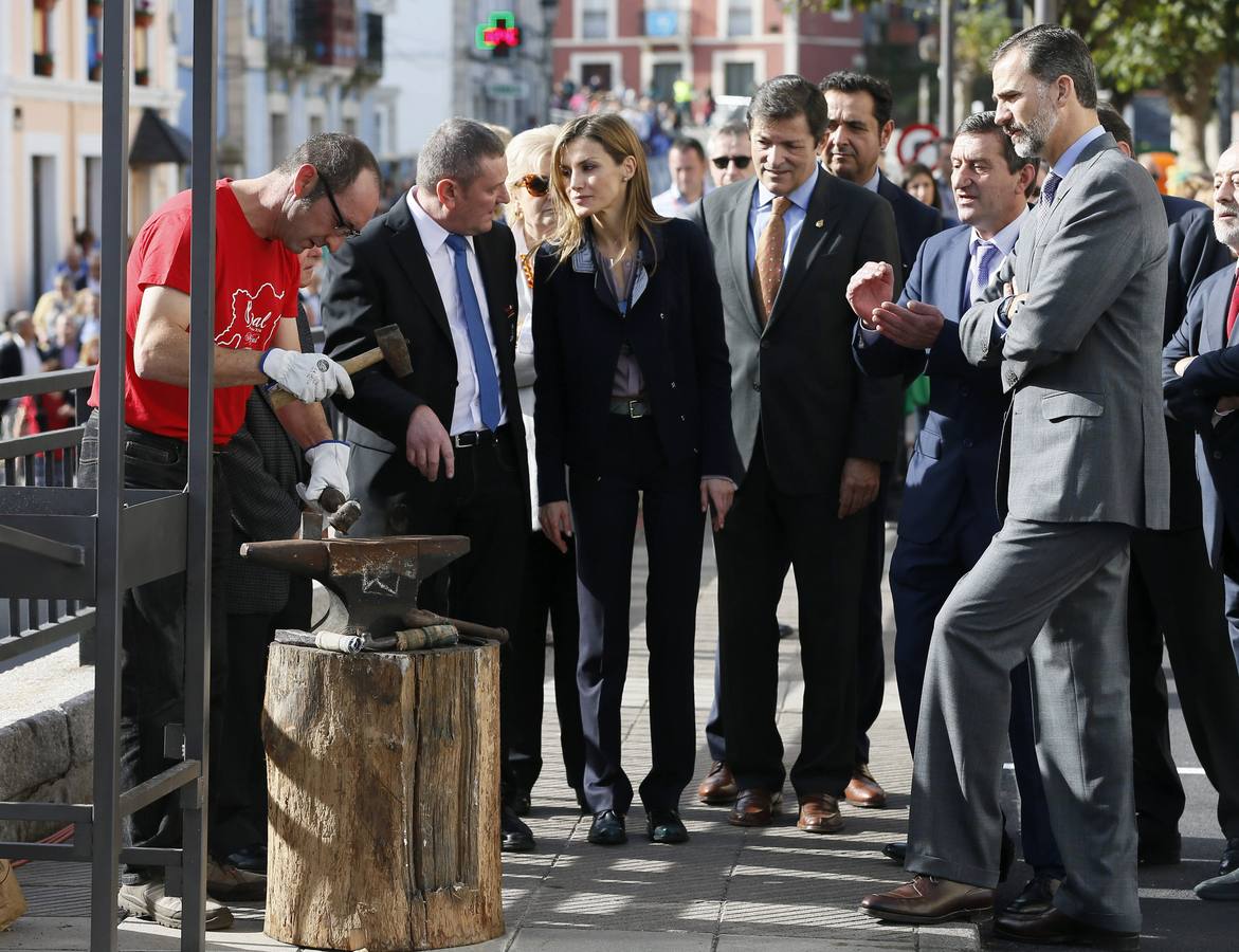 Los reyes Felipe VI y Letizia, junto al presidente del Principado, Javier Fernández, durante la visita que han realizado a Boal.