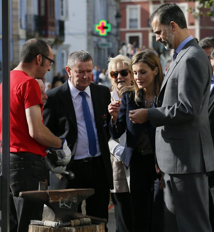 Los reyes Felipe VI y Letizia, en una recreacion de una antigua fragua durante la visita que han realizado a Boal.