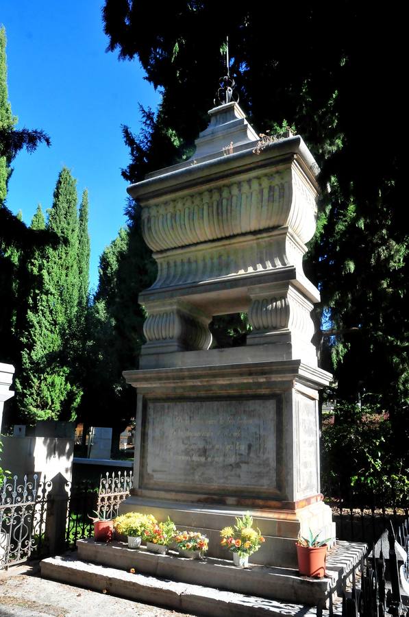 Más cerca del cielo Los panteones familiares muestran cualidades sociales de las familias a las que sirven de tumba. El de Barajas Cuadrado tiene la singularidad de que los restos de la madre están en el sarcófago situado en la parte alta del panteón y el resto de la familia, en la baja, una clara simbología matriarcal.