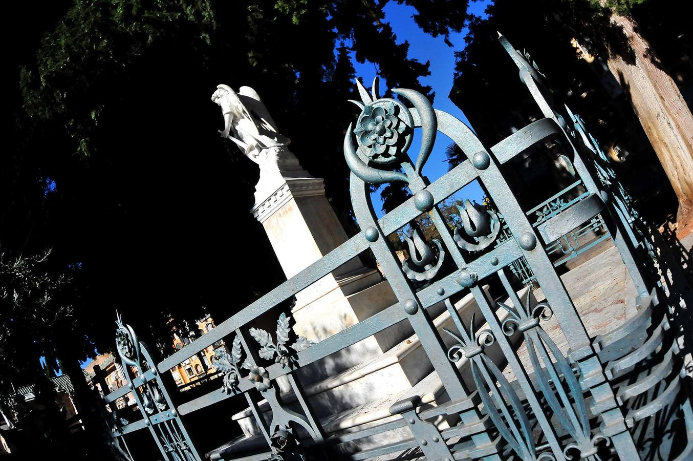 Filigranas de hierro No solo las tumbas forman parte de la simbología funeraria. Esta reja es la más sgnificativa del cementerio, restaurada recientemente, conserva forjados florales.