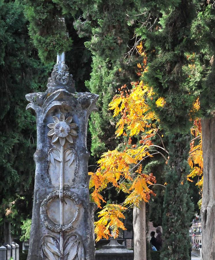 Girasoles La tumba de un concejal fallecido en 1903, José Aguilera López, muestra símbolos vegetales, propios de la iconografía romántica.