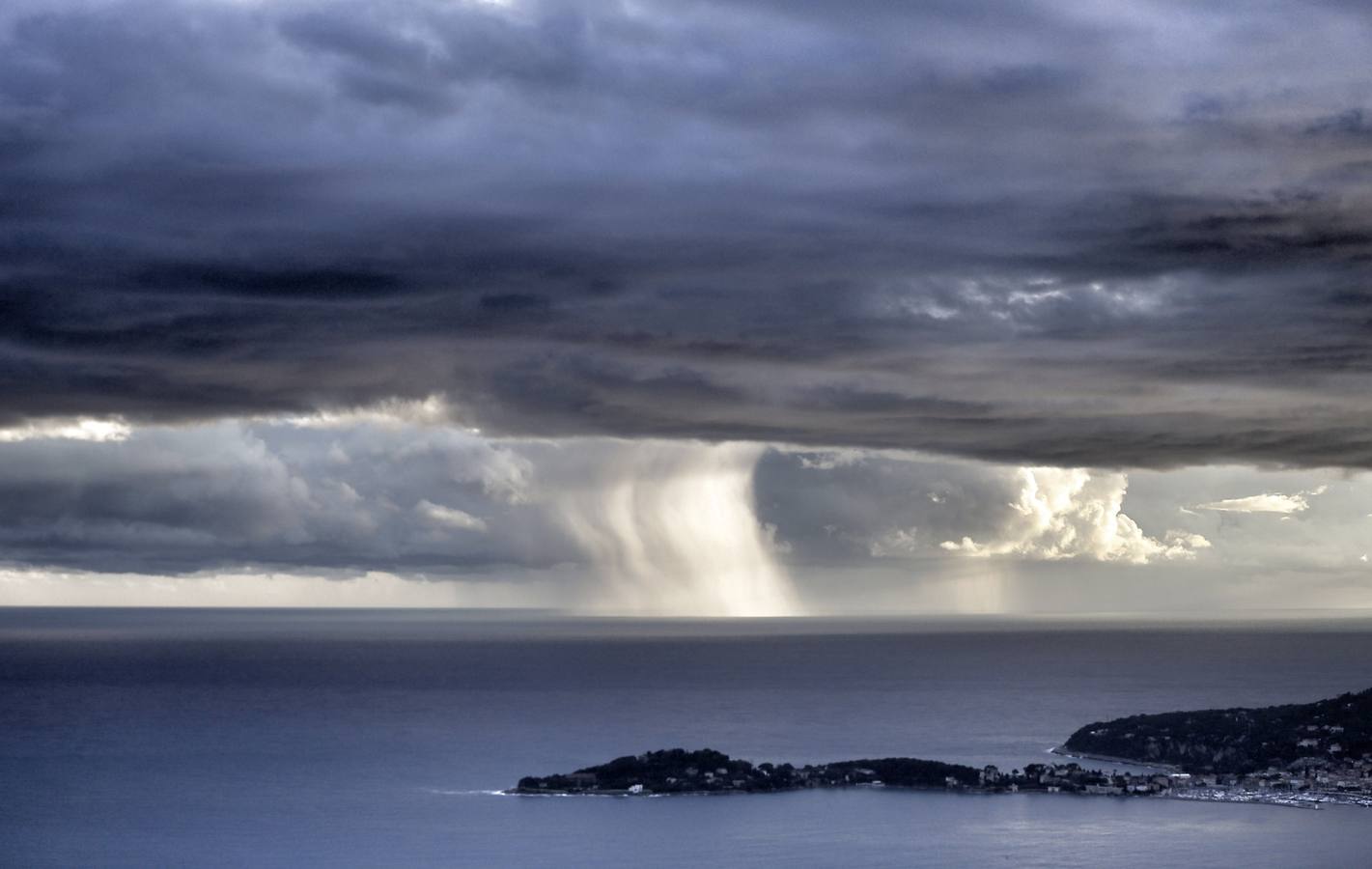 Se forma un caño de agua en el horizonte en el 15 de noviembre 2014 de la ciudad costera mediterránea de Niza, en el sureste de Francia.