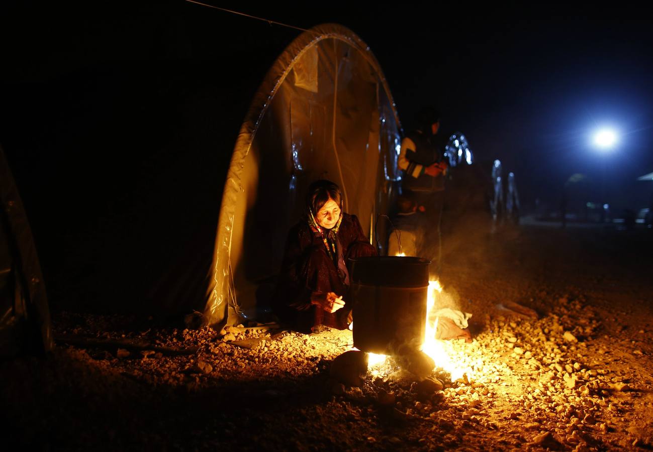 Una mujer kurda de la ciudad siria de Kobani cocina fuera de su tienda de campaña en un campamento de refugiados en la ciudad fronteriza de Suruc, provincia de Sanliurfa.