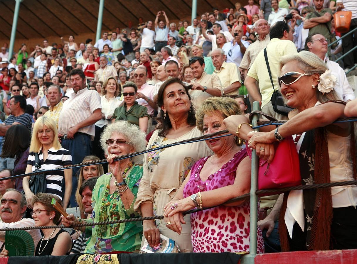 Feria taurina del Corpus, 2006: la Duquesa de Alba aplaude desde el tendido la actuación de Cayetano Rivera Ordóñez. 17/06/2006