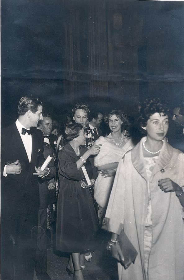 La Duquesa de Becerra, centro, conversa con la Duquesa de Alba, a la entrada del Palacio de Carlos V donde asistían a la representación de la Vida Breve. 01/06/1958