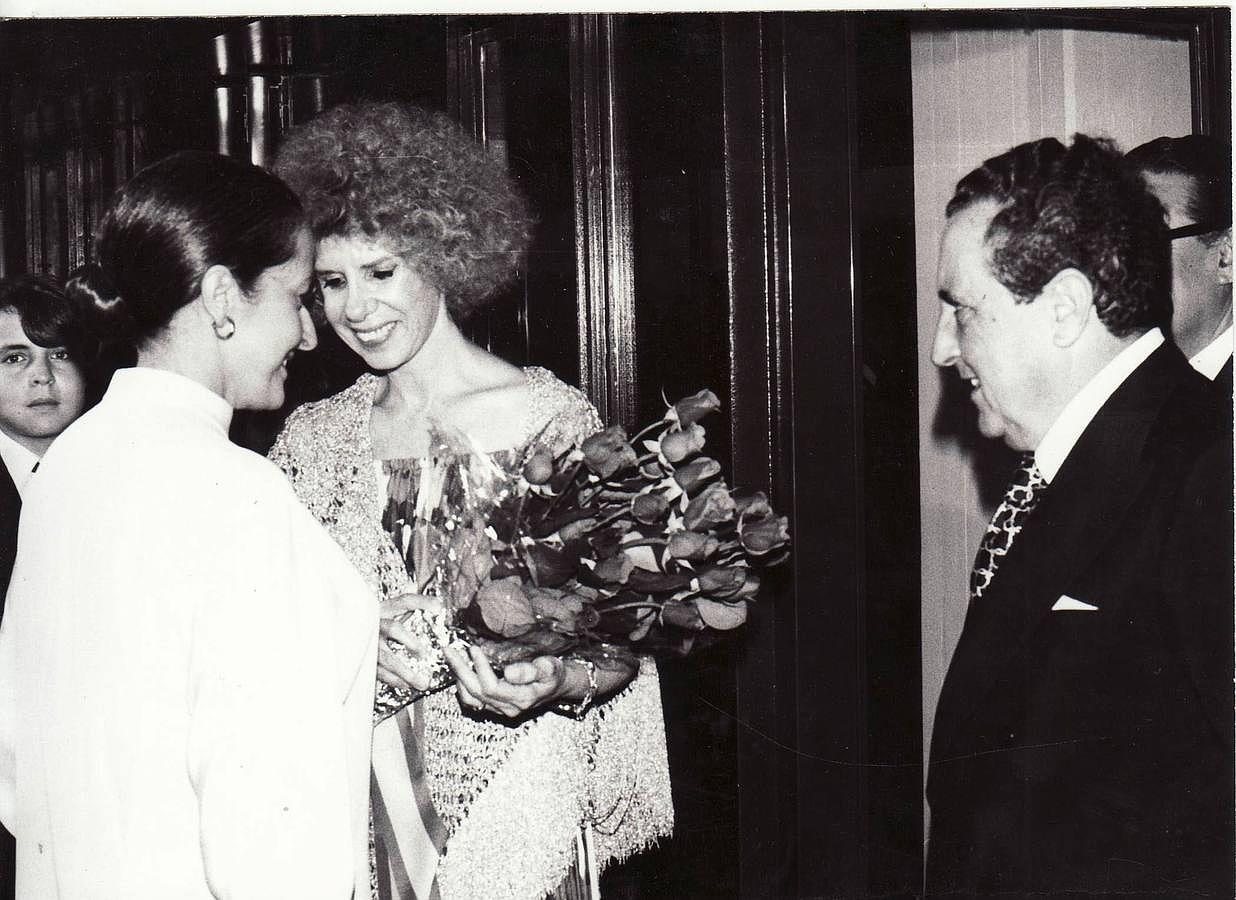 Pío Cabanillas, ministro de Cultura, y la Duquesa de Alba, son recibidos a su llegada a la sesión inaugural del Auditorio Manuel de Falla. 11/06/1978