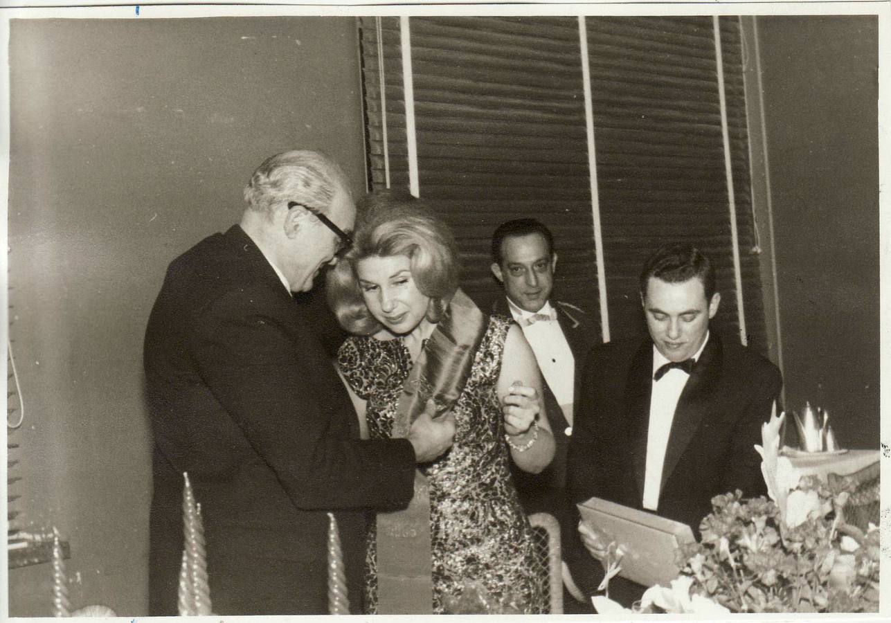 Antonio Mesa Moles, decano de la Facultad de Derecho, impone la banda de honor a la Duquesa de Alba como "Reina del paso del Ecuador"