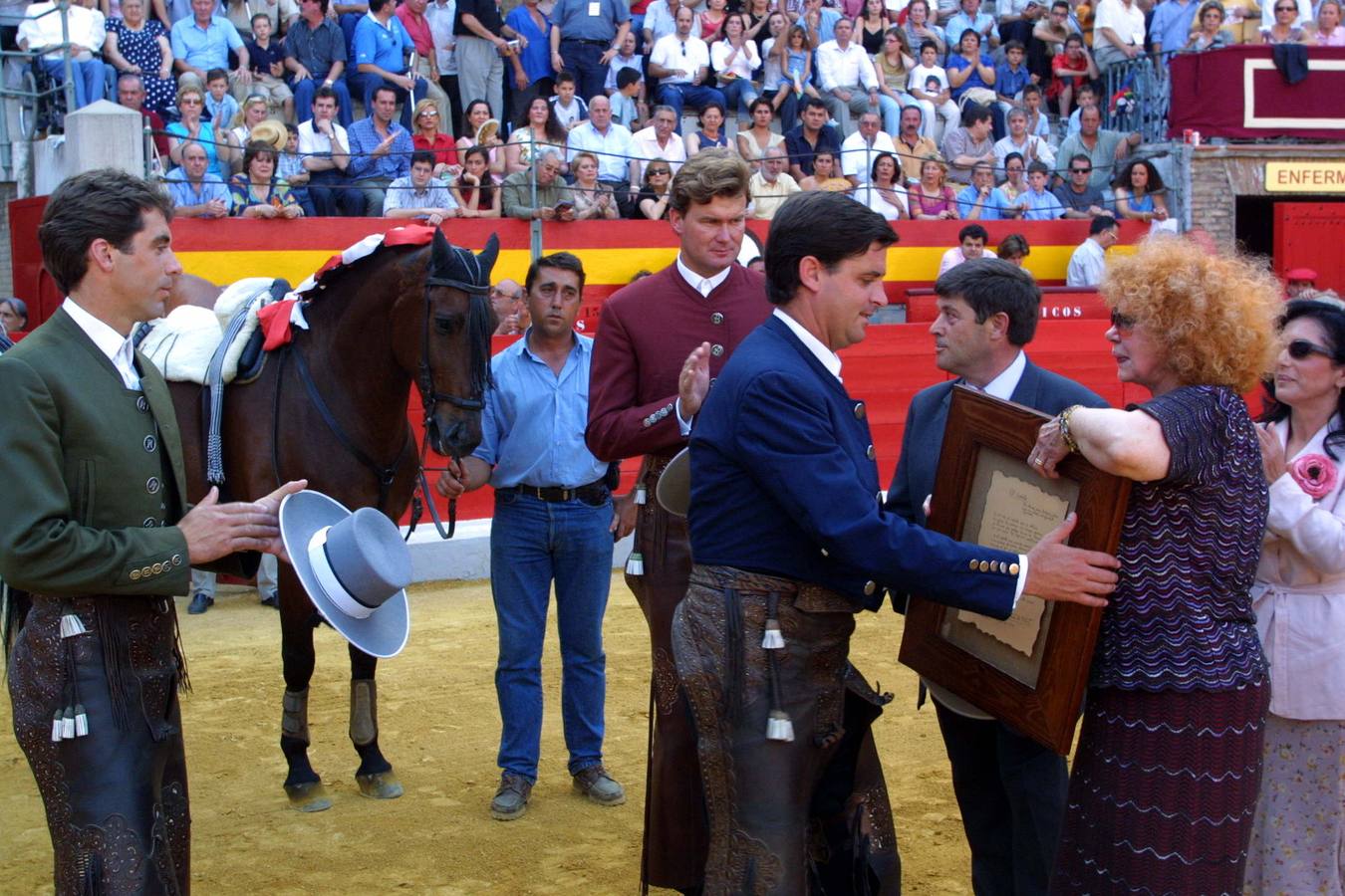 La duquesa de Alba, entrega un obsequio al rejoneador Luis Domecq, durante su actuación en el festejo de rejones celebrado en la monumental Frascuelo en las Feria del Corpus 2002