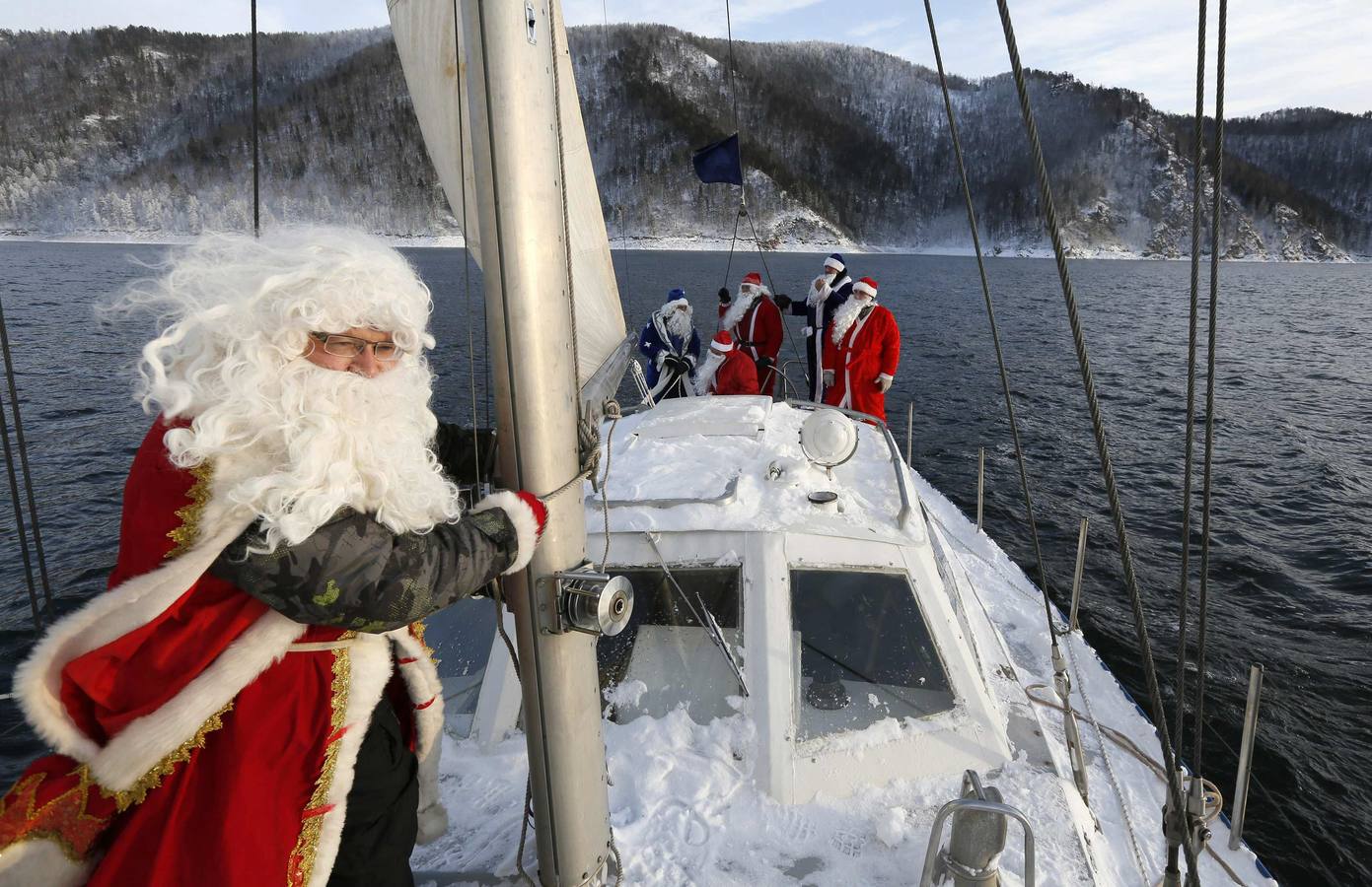 Los miembros de la "Skipper" club de yates vestidos como Papá Noël, al final de la temporada de veleros, con la temperatura del aire a aproximadamente a menos 18 grados Celsius , en el río Yenisei, en las afueras de la Ciudad siberiana rusa de Krasnoyarsk.