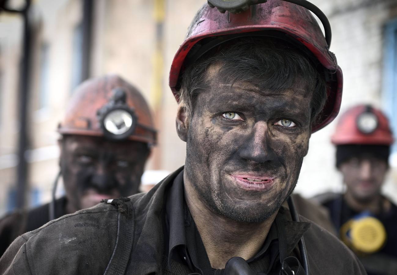 Los mineros regresan de su turno en la mina de carbón Kalinina en la ciudad ucraniana oriental de Donetsk.