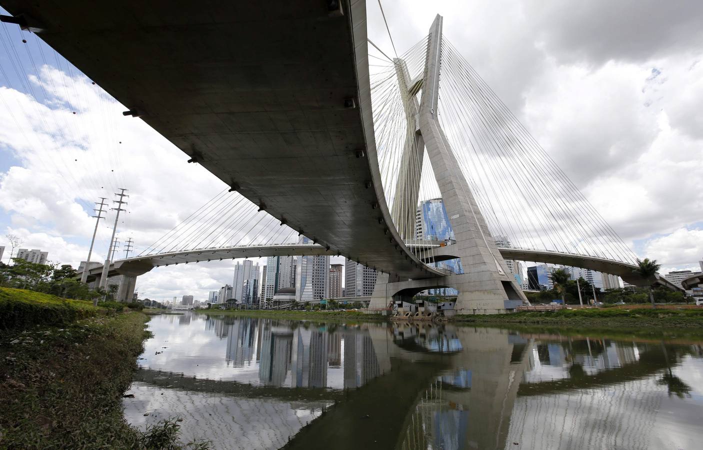 Una vista general de puente, Otavio Frias Filho en Sao Paulo.