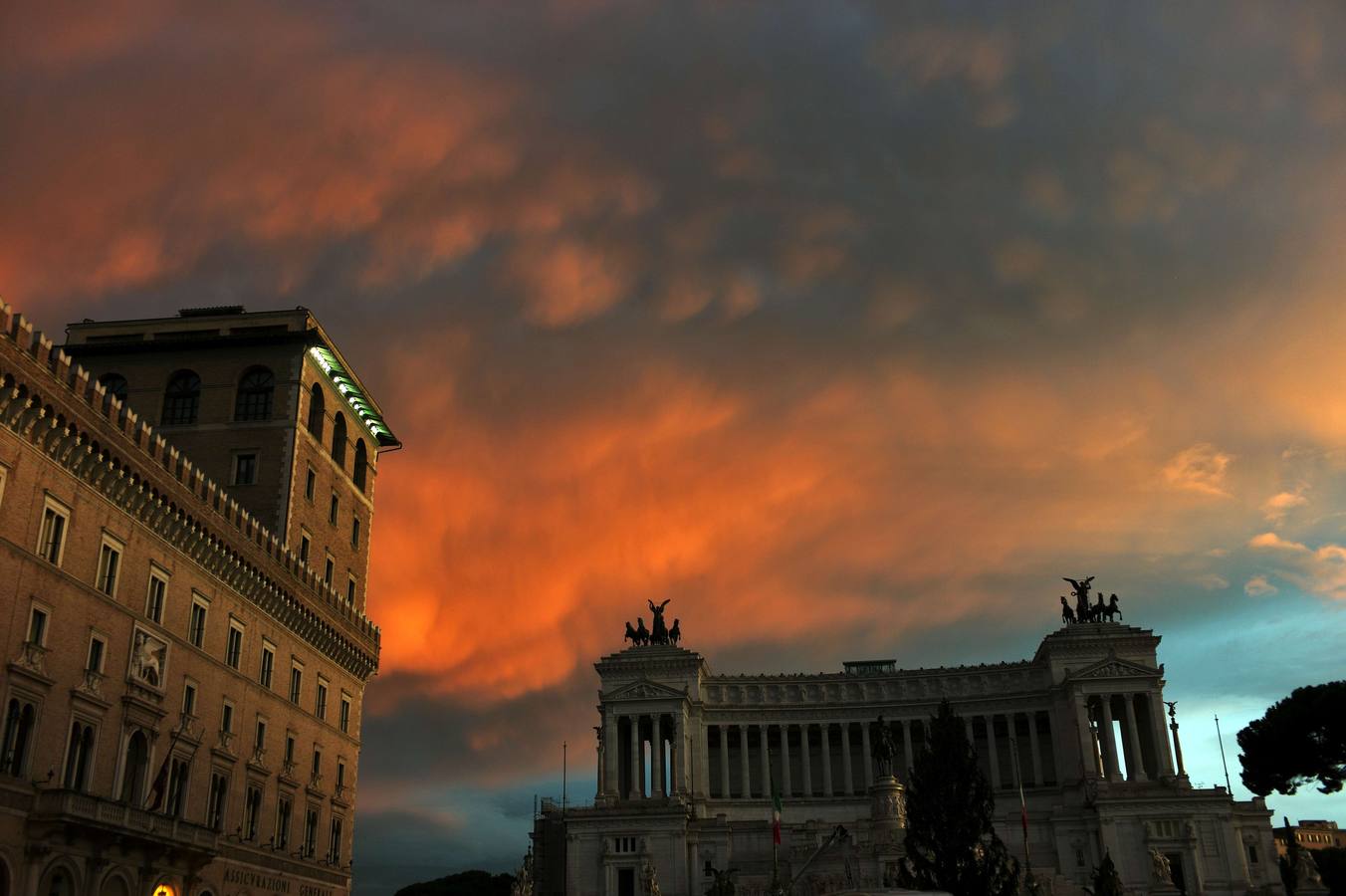 Nubes naranjas durante una tormenta en la Piazza Venezia en Roma.