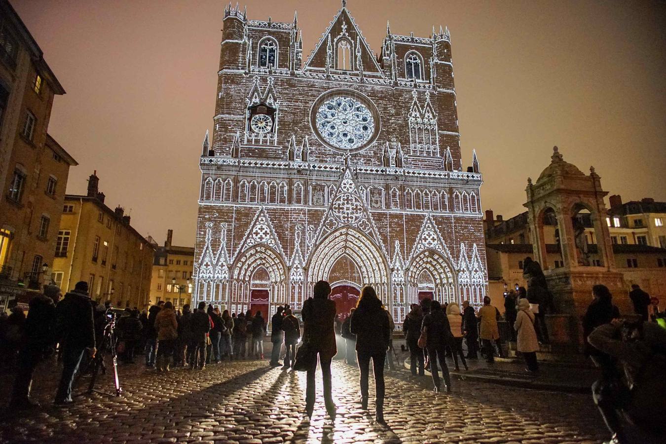 Vista de la instalación de Yves Moreaux en la catedral Saint-Jean.