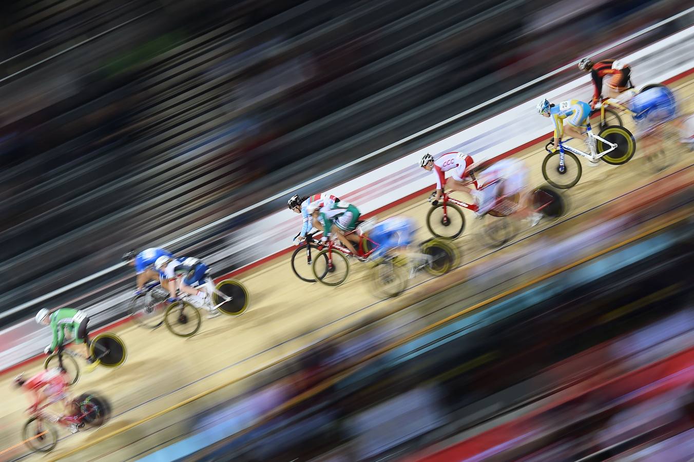 Ciclistas compiten en la Copa Mundial de Ciclismo de Pista UCI en el Lee Valley Velopark en el este de Londres.