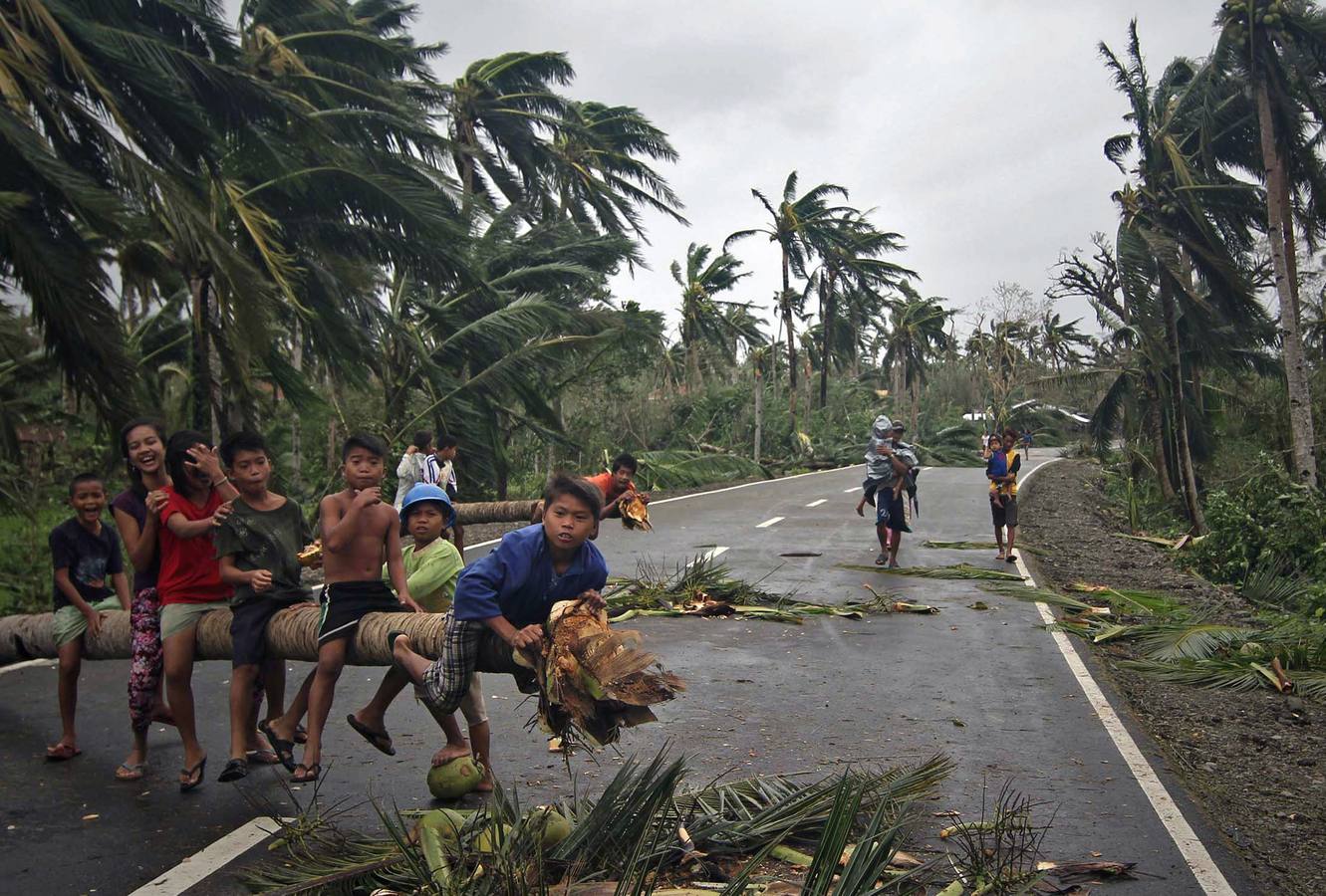 Los niños juegan en una carretera en San Julián, al Este centro de Filipinas.