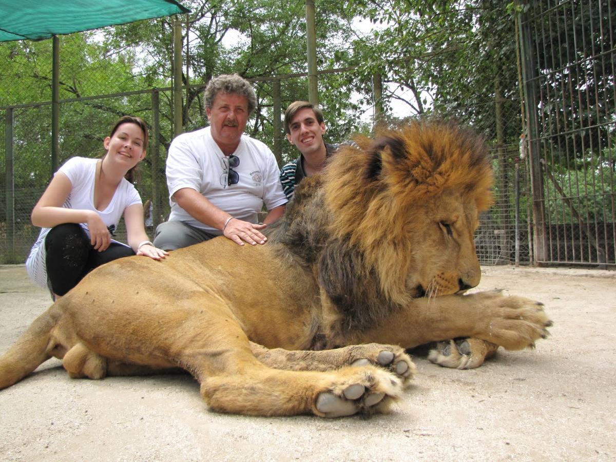 Quieren cerrar el zoo argentino donde puedes tocar a los animales