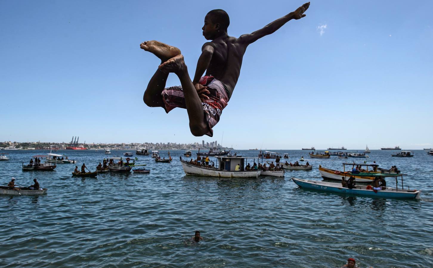 Un joven salta al mar en la playa de Boa Viagem, en Salvador, Bahía, Brasil.