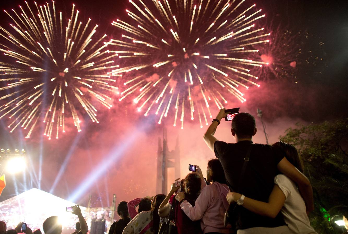 La gente mira los fuegos artificiales en Manila.