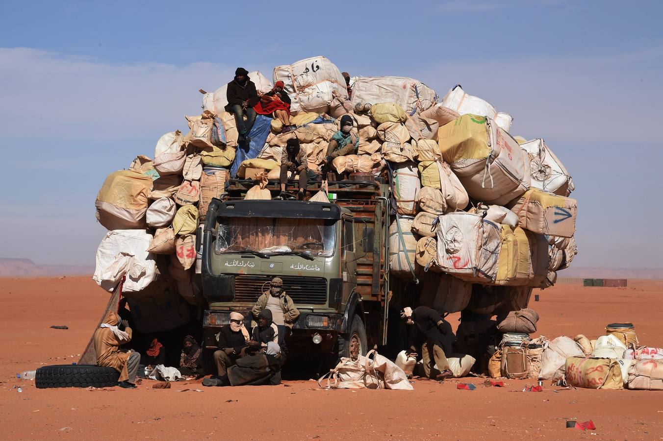 Un camión sobrecargado, cerca de la frontera con Libia.