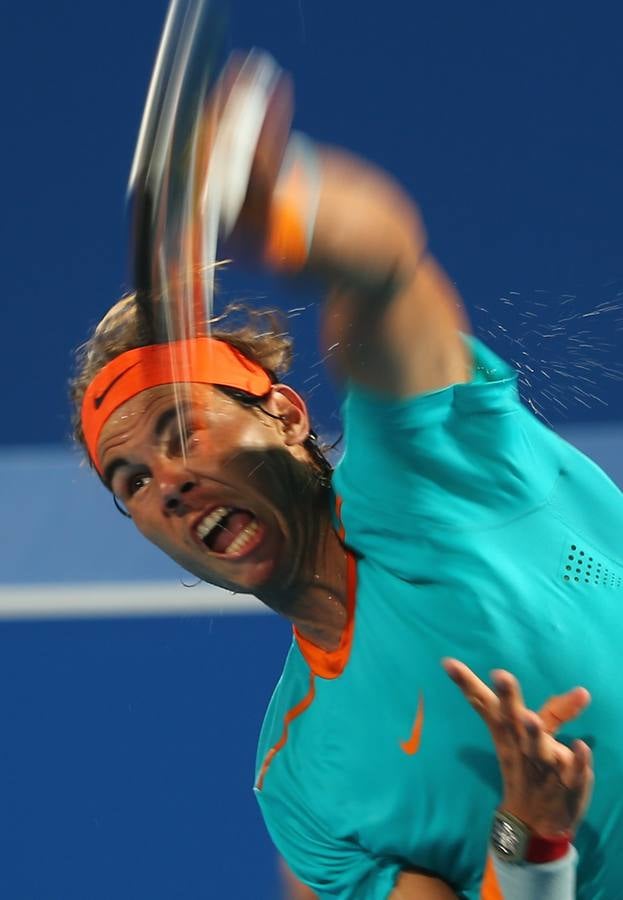 Rafael Nadal sirve la bola en el Campeonato Mundial de Tenis Mubadala en Abu Dhabi.