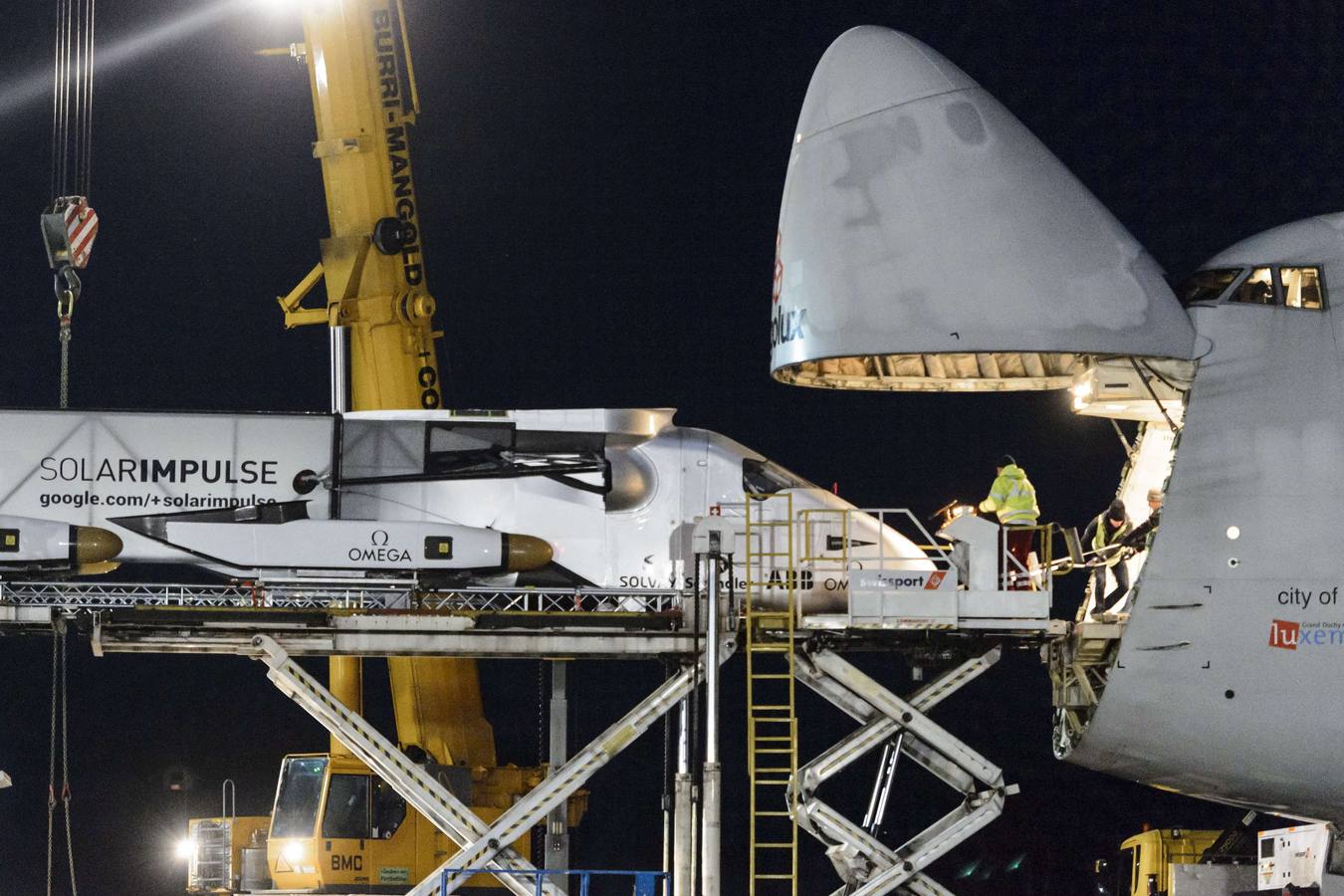 El avión impulsado por energía solar es cargado en el Boeing 747 .