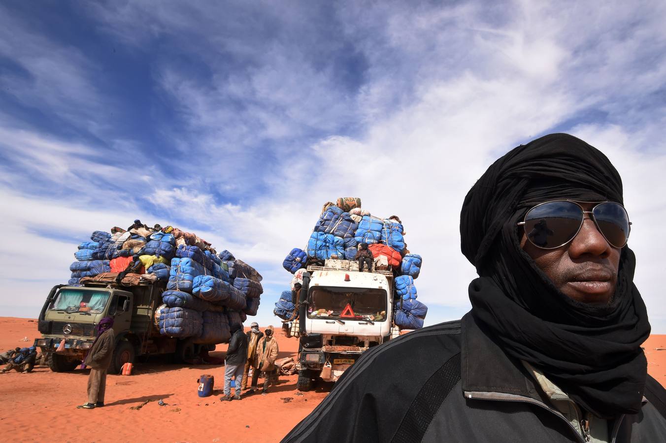 Camionero junto a sus camiones cerca de la frontera Libia.