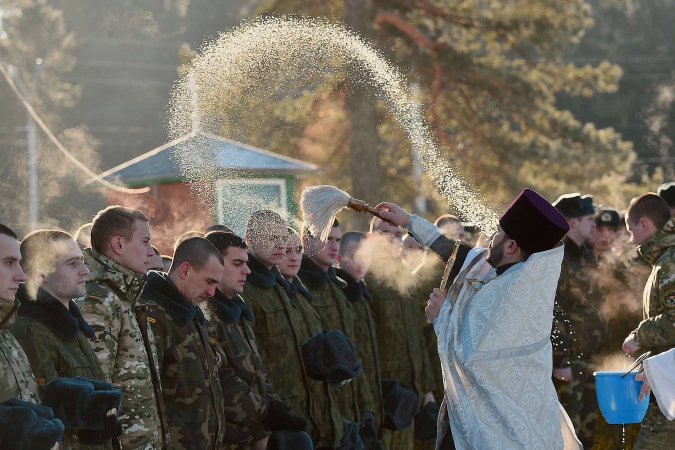 Soldados Bielorrusos participan en un servicio ortodoxo en una base militar en Minsk.