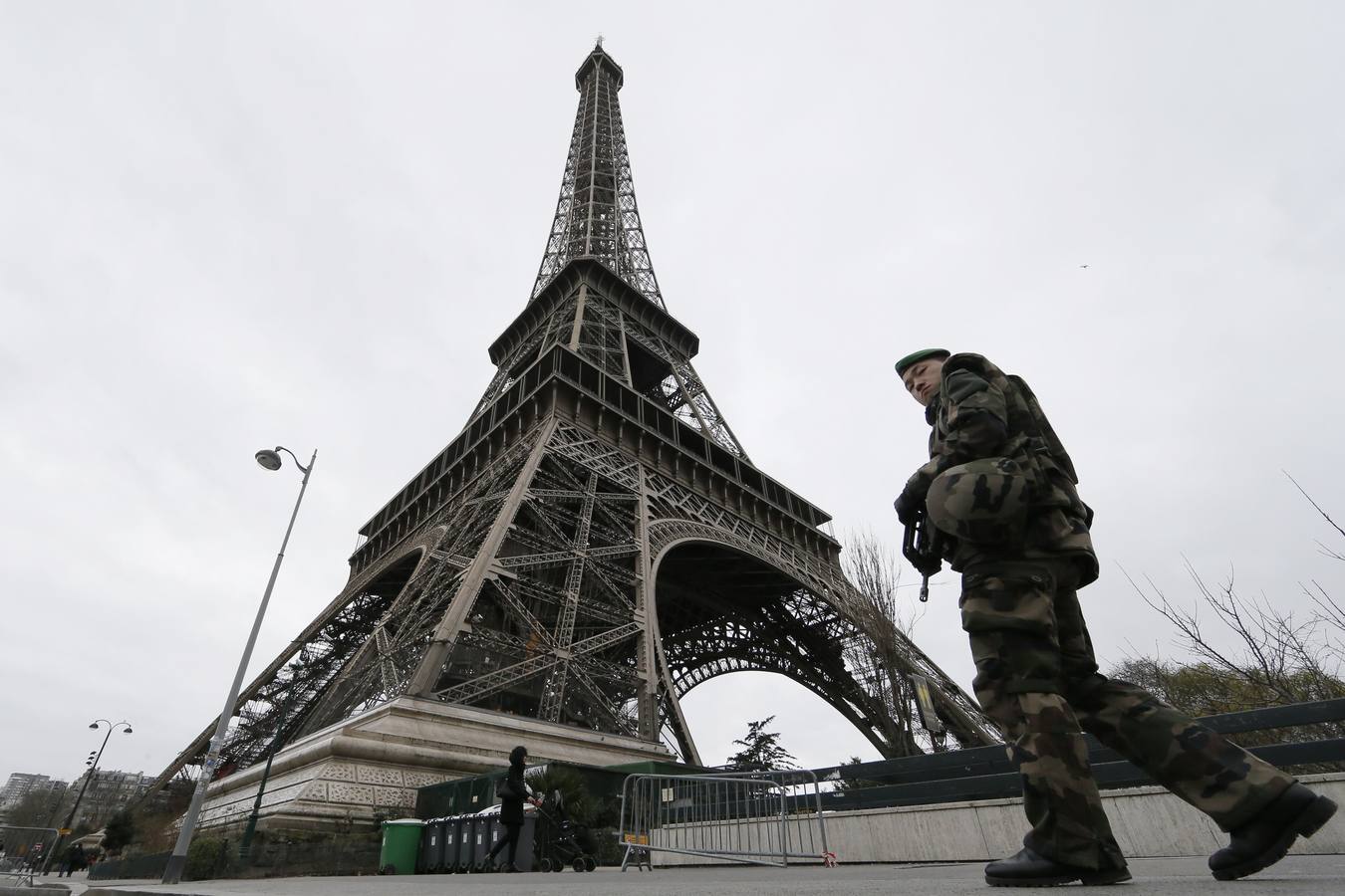 Soldados franceses patrullan cerca de la Torre Eiffel como parte del más alto nivel de plan de seguridad "Vigipirate" REUTERS