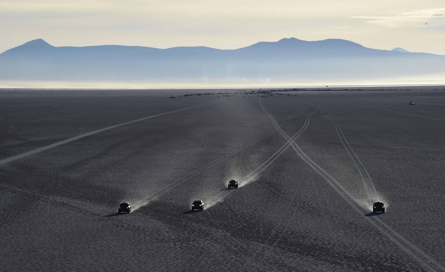 Salida de motos que compiten durante 2015 Rally Dakar en Bolivia