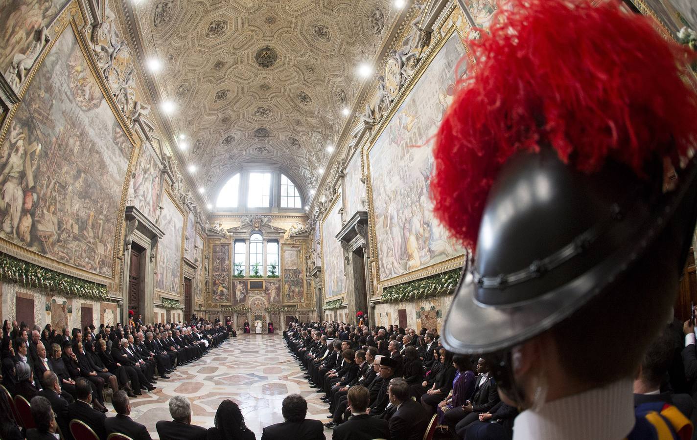 El papa Francisco se reúne con embajadores ante la Santa Sede en el Vaticano.