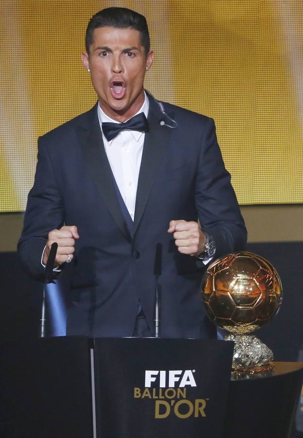 Cristiano Ronaldo del Real Madrid, después de ganar el 2014 FIFA World Player del Año durante el FIFA Ballon d'Or 2014 en el Kongresshaus de Zúrich 12 de enero de 2015