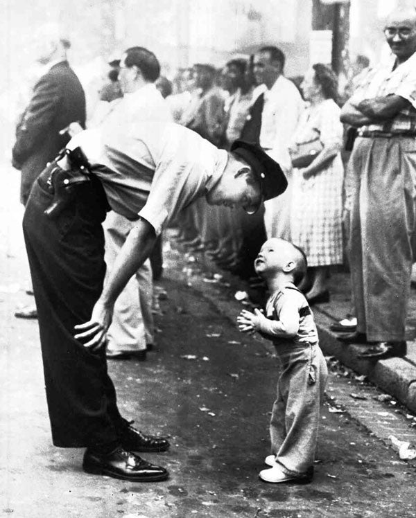 Pulitzer 1958: William C. Beall por 'Faith and Confidence' realizada durante un desfile y publicada en el Daily News. 