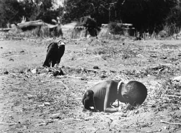 Pulitzer 1994: Kevin Carter por una niña moribunda, rendida por el hambre y acechada por un buitre. 