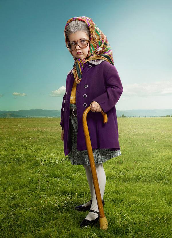 Las impactantes imágenes de bebés vestidos de personas mayores