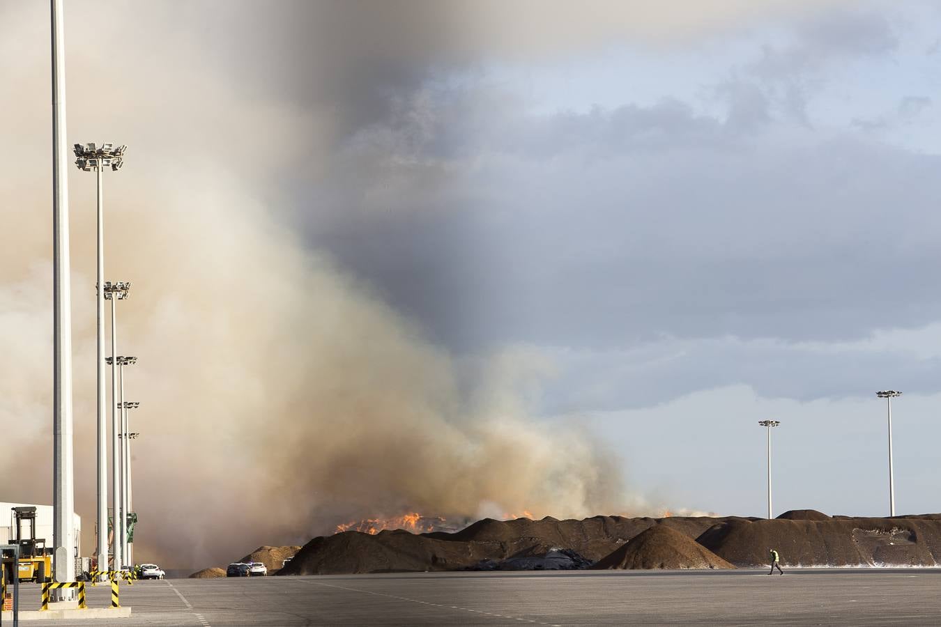 Intentan controlar un fuego en el interior de la dársena del Puerto de Motril
